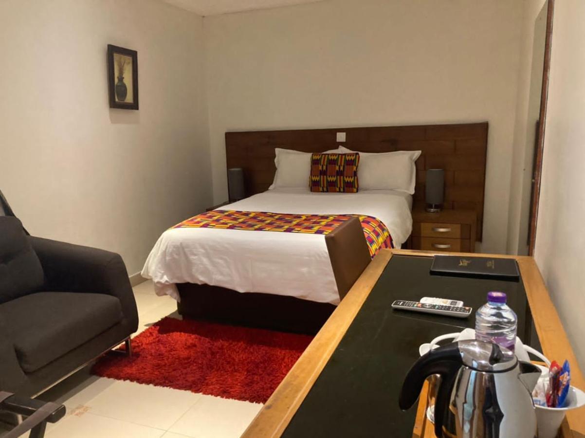 Airport West Hotel Аккра Экстерьер фото