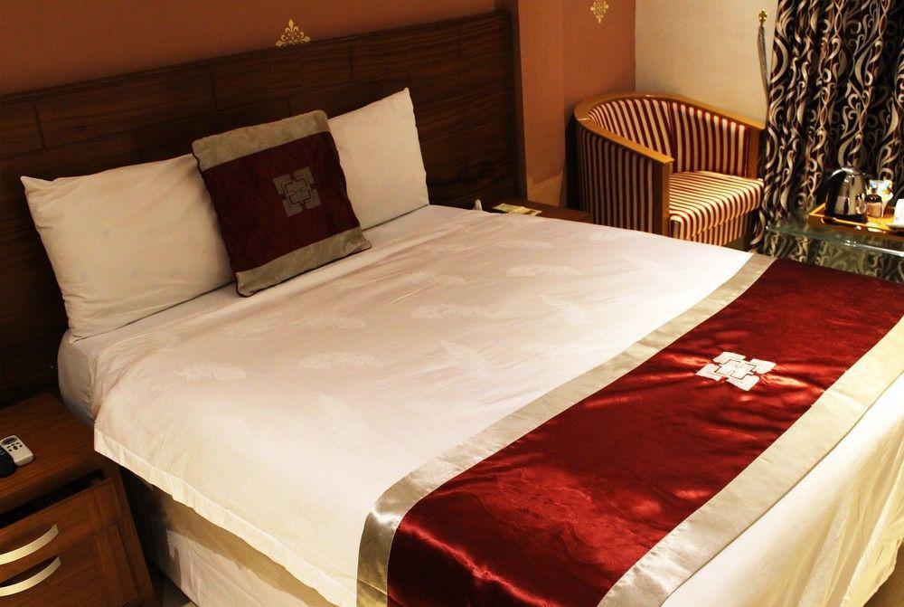 Airport West Hotel Аккра Экстерьер фото